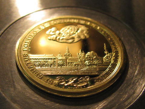 detailfoto van een gouden penning op de stempel.